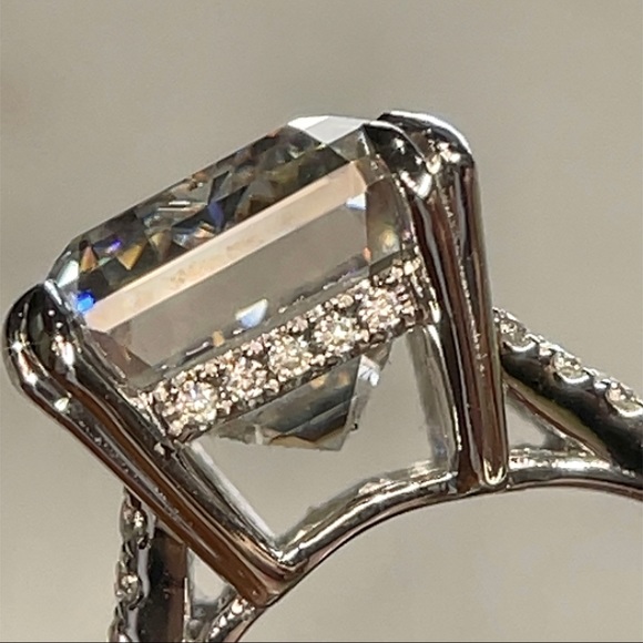 10ct Platinum “Queen” Ring - Emerald Cut - Picture 7 of 17